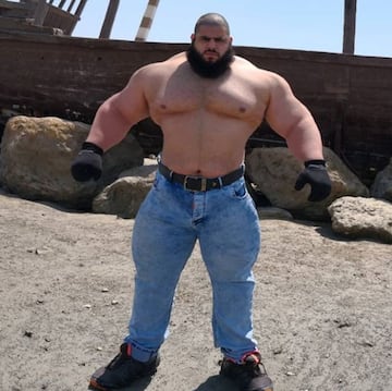 Gracias a sus 1,86 centímetros y 176 kilogramos se ha ganado el mote de el 'Hulk Iraní'. Además de por su físico, Sajad Gharibi es conocido por sus buenas acciones con los niños de su país que se encuentran en campos de refugiados.