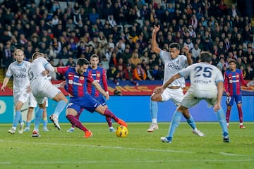 2-3. İlkay Gündogan recibe el balón de espaldas dentro del área, se gira y saca un potente disparo para batir por el palo derecho de Gazzaniga.