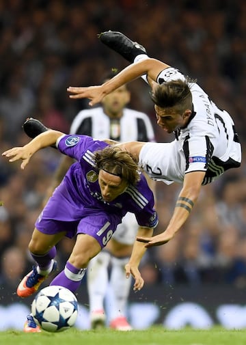 Luka Modric y Paulo Dybala.