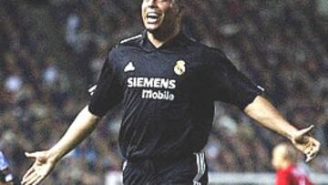 <B>HAT-TRICK</B>. El brasileño marcó tres ante el Manchester y fue ovacionado en Old Trafford cuando fue sustituído.