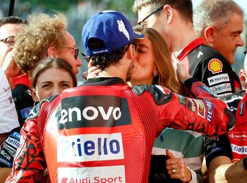 Francesco Bagnaia celebra con su esposa, Domizia Castagnini, su victoria en la carrera del GP de Japón.
