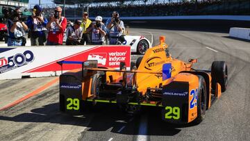 THM40. Indianapolis (United States), 21/05/2017.- Spanish driver Fernando Alonso of Andretti Autosport pulls out of pit row as he qualifies on Pole Day for the Indianapolis 500 auto race at the Indianapolis Motor Speedway in Indianapolis, Indiana, 21 May 2017. The 101st running of the Indianapolis 500 is scheduled to race on 28 May 2017. (Estados Unidos) EFE/EPA/TANNEN MAURY