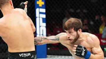 Aleksandre Topuria en su debut en la UFC con Colby Thicknesse.