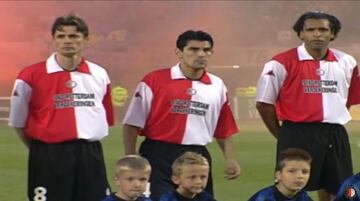 El lateral izquierdo fue campeón de la Europa League, cuando se llamaba Copa Uefa en 2001-2002, con el Feyenoord de Holanda.