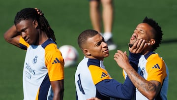 MADRID, 04/10/2024.- Los jugadores del Real Madrid, Kylian Mbappe (c), Eder Militrao (d) y Edurado Camavinga (i) durante el entrenamiento que el conjunto ha llevado a cabo este viernes en la Ciudad Deportiva de Valdebebas, previo al partido de La Liga que disputarán mañana, ante el Villarreal. EFE/Sergio Pérez