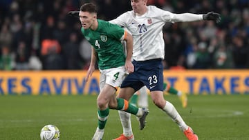Dara O'Shea y Jorgen Strand Larsen pugnan por el balón durante el amistoso jugado por Irlanda y Noruega en Dublín.