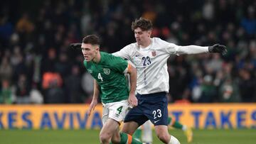 Dara O'Shea y Jorgen Strand Larsen pugnan por el balón durante el amistoso jugado por Irlanda y Noruega en Dublín.