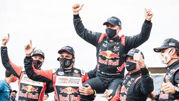 Al Attiyah y Sainz emocionan al Dakar con su gesto a Peterhansel