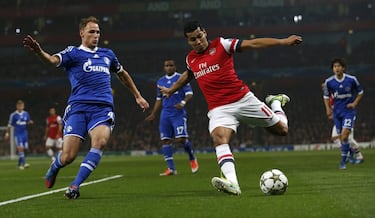 Futbolista de explosión tardía, el lateral izquierdo brasileño firmó por el Arsenal en 2011, tras dos grandes temporadas en el Fenerbahçe anotando 17 goles entre ambas sesiones, pero su rendimiento en el Arsenal no fue el esperado. Tras una temporada en la que jugó 33 partidos, anotando 3 goles, se marchó cedido a Gremio y tras un año de cesión el Arsenal le traspasó al Flamengo.