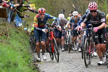 El ciclista italiano Jonathan Milan compite pasando por el sector adoquinado de Taaienberg. 