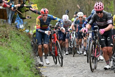 El ciclista italiano Jonathan Milan compite pasando por el sector adoquinado de Taaienberg. 