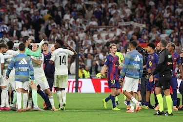 Varios jugadores del Real Madrid increpan a Lamine Yamal.
