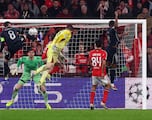 La otra toma del gol del portero de Benfica que le dió el pase al repechaje ante el Madrid