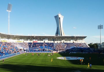 Capacidad: 20,801. Una afición muy apasionada, pero le resta puntos el diseño del estadio con las esquinas al aire libre. Si la cuarta grada fuese cerrada como las otras, el estadio ganaría muchos puntos más.