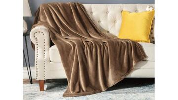 Fabricada en felpa, esta manta para el sofá es muy suave.