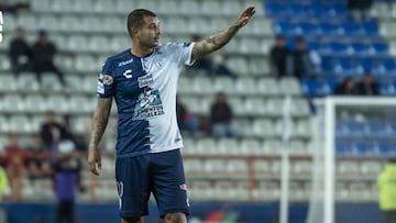 Edwin Cardona durante un partido con Pachuca.