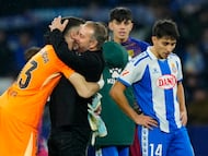 El entrenador del Barcelona Hans-Dieter Flick (c) abraza a Joan García al finalizar el partido de la jornada 18 de LaLiga entre el RCD Espanyol y el FC Barcelona.