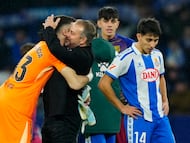 CORNELLÁ-EL PRAT (BARCELONA), 03/01/2026.- El entrenador del Barcelona Hans-Dieter Flick (c) abraza a Joan García al finalizar el partido de la jornada 18 de LaLiga entre el RCD Espanyol y el FC Barcelona, este sábado en el RCDE Stadium. EFE/Alejandro García