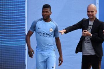 Pep Guardiola junto a Kelechi Iheanacho.