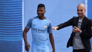 Pep Guardiola junto a Kelechi Iheanacho.