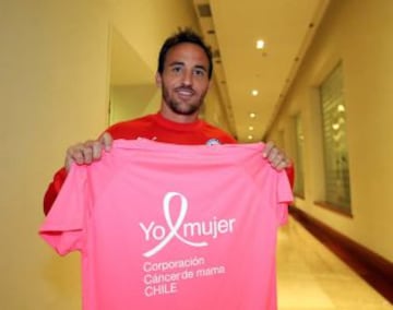 José Pedro Fuenzalida posa con la polera alusiva a la campaña.