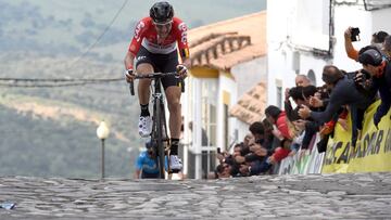 Tim Wellens rueda sobre los adoquines de Alcal&aacute; de los Gazules en la Vuelta a Andaluc&iacute;a 2018.