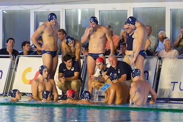 Quim Colet, entrenador del CN Sabadell, dando instrucciones en un tiempo muerto de la Supercopa.
