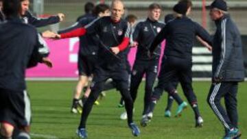 PREPARADOS. Robben, ejercitándose ayer ante Heynckes.