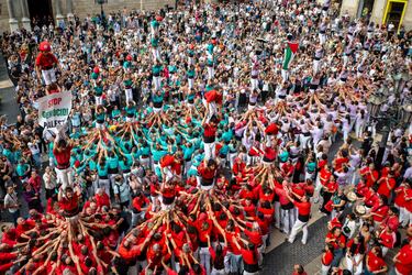 Varios grupos de 'Castellers'.