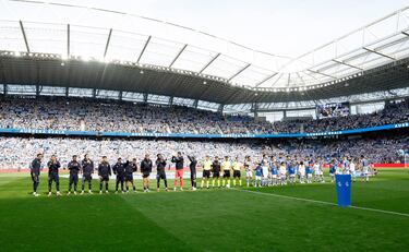 Puesta en escena de los 22 protagonistas que dieron el inicio al encuentro. 
