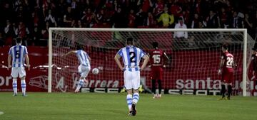 0-1. Mikel Oiarzabal marcó el primer gol de penalti.