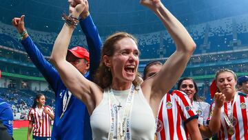 Nelly Simón festeja en la cancha con las jugadoras de Chivas.