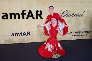 Coco Rocha posa para los fotógrafos a su llegada al evento benéfico de amfAR Cine Contra el SIDA en el Hotel du Cap-Eden-Roc.