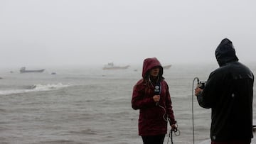 A journalist broadcasts live during an evacuation of the coast following a tsunami warning issued by local authorities after an earthquake struck the Kamchatka Peninsula in the far east of Russia, triggering warnings and evacuations across the South Pacific, in Dichato near Concepcion, Chile, July 30, 2025. REUTERS/Juan Gonzalez