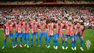 Los nueve fichajes del Sporting en la presentación multitudinaria en El Molinón ante 8.000 espectadores. Desde la derecha, Jony, Cristo González, Pablo Insua, Jordan Carrillo, Gio Zarfino, Pol Valentín, Cote, Juan Otero y Cali Izquierdoz.