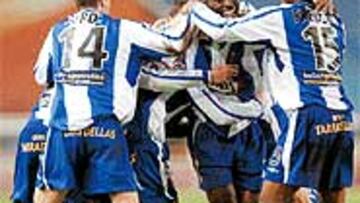 <b>FAJADOR</B>. Domoraud pintó la raya al sevillista Reyes y culminó la tarde con un gol salvador.