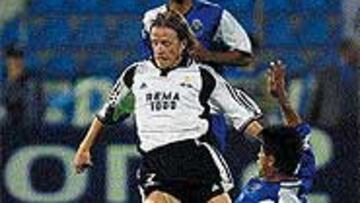<b>VETERANÍA</B>. Berg, centrocampista del Rosenborg, ante el Oporto.