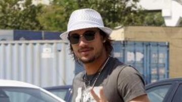 <b>DOS CANDIDATOS. </b>Osvaldo, en Sant Adrià, muestra el símbolo de la victoria. Dos dedos: Roma y Atleti.