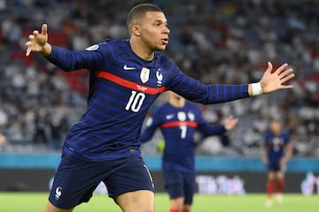 La estrella del fútbol francés ha pasado desapercibida por la presente Eurocopa cayendo en octavos contra Suiza y fallando el penalti que significaba la eliminación. Con el PSG levantó la Supercopa y la Copa de Francia.  