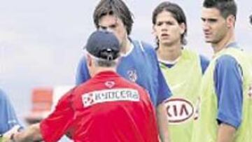 <b>LA DEFENSA. </b>Aguirre, con López, Pablo, Zé Castro y Seitaridis.