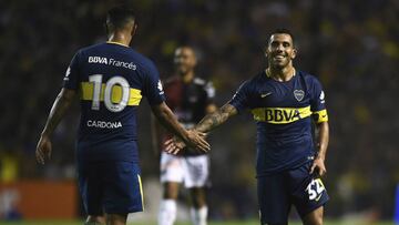 Tévez y Carlutos Tévez dandóse la mano