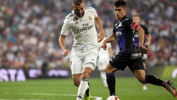 Bustinza y Benzema pelean por un bal&oacute;n en el Real Madrid-Legan&eacute;s.