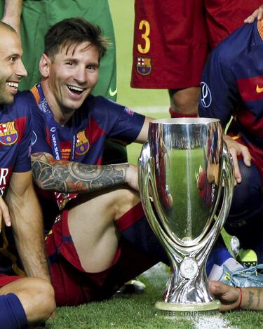 Leo Messi con una de las tres Supercopas de Europa conseguidas con el Fc Barcelona.
