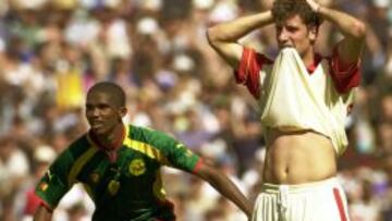 Eto´o, junto a Capdevila en Sidney en el año 2000.