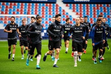 Marcelo Saracchi trabajando con el grupo en el Ciutat de València.