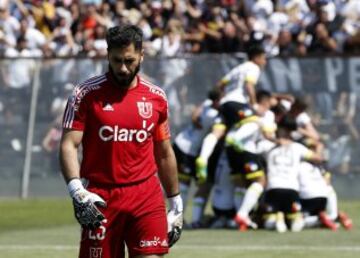 El jugador de Colo Colo Julio Barroso celebra con sus compaÃ±eros despues de convertir un gol contra Universidad de Chile durante el partido de primera division en el estadio Monumental de Santiago, Chile.
