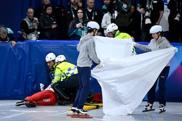 Siguiendo protocolo, el personal cubre la zona para trabajar con privacidad y reducir el impacto visual en la grada. Se prioriza la estabilización y la evaluación neurológica básica.