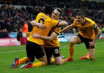 Raúl Jiménez y Diogo Jota celebran un gol.