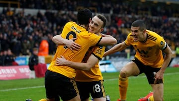Raúl Jiménez y Diogo Jota celebran un gol.