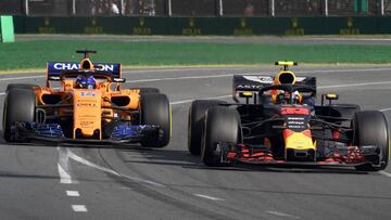 McLaren's Spanish driver Fernando Alonso (L) and Red Bull's Dutch driver Max Verstappen drive during the Formula One Australian Grand Prix in Melbourne on March 25, 2018. / AFP PHOTO / WILLIAM WEST / -- IMAGE RESTRICTED TO EDITORIAL USE - STRICTLY NO COMMERCIAL USE --